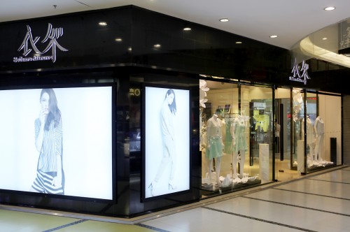 衣架女装店铺展示