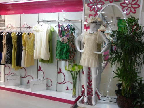 依霓时尚女装店铺展示