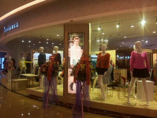 依霓时尚女装店铺展示