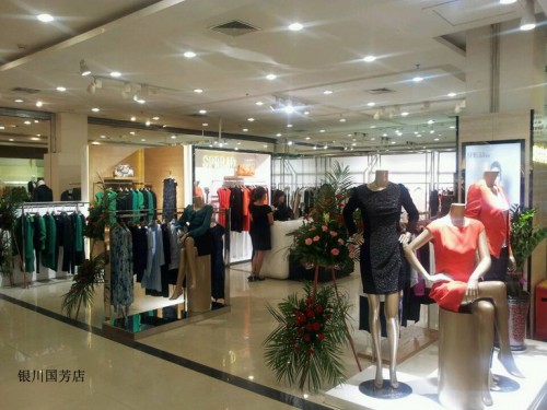 蔓延女装店铺展示