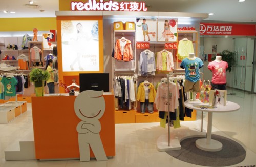 红孩儿童装店铺展示