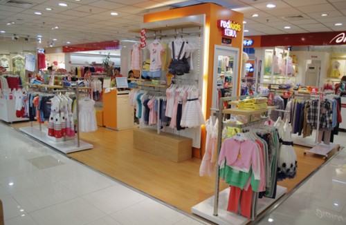 红孩儿童装店铺展示