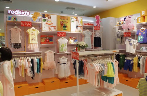 红孩儿童装店铺展示