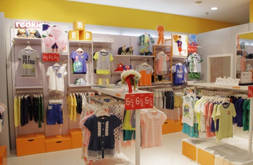 红孩儿童装店铺展示