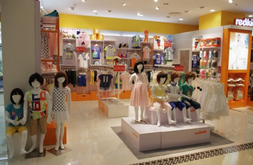 红孩儿童装店铺展示