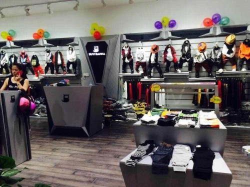 布衣班纳童装店铺展示