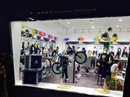 布衣班纳童装店铺展示