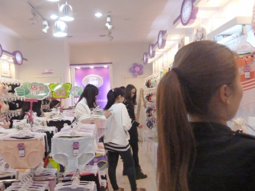 茜卡丹内衣店铺形象