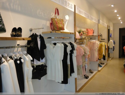 依霓女装店铺形象