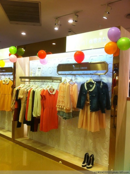 依霓女装店铺形象