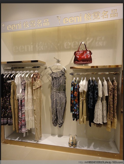 依霓女装店铺形象