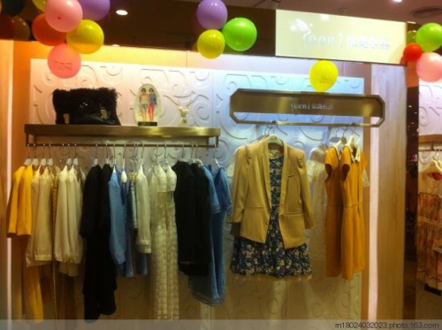 依霓女装店铺形象