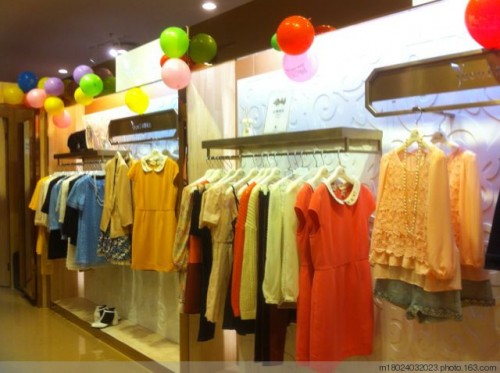 依霓女装店铺形象