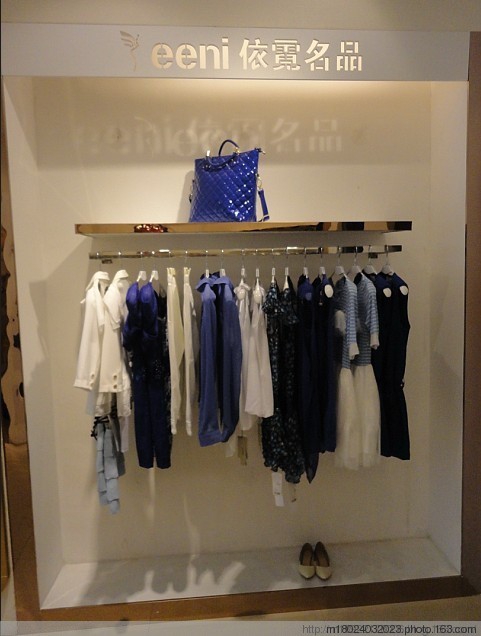 依霓女装店铺形象