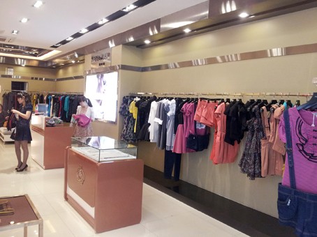保时霓女装店铺展示