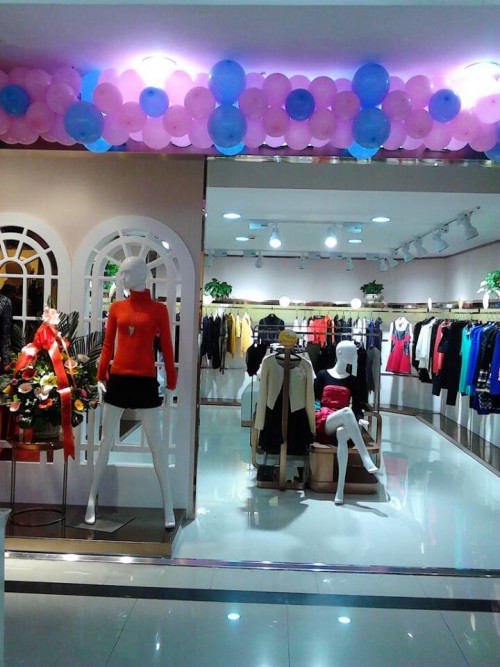 保时霓女装店铺展示