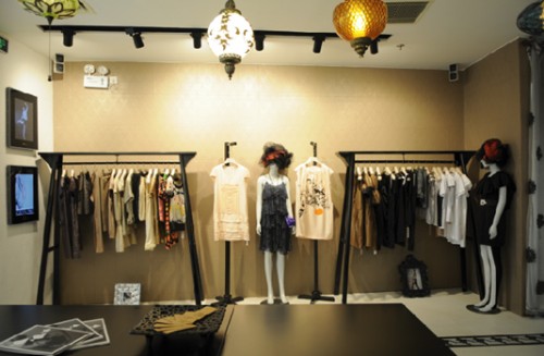 睫女装店铺展示