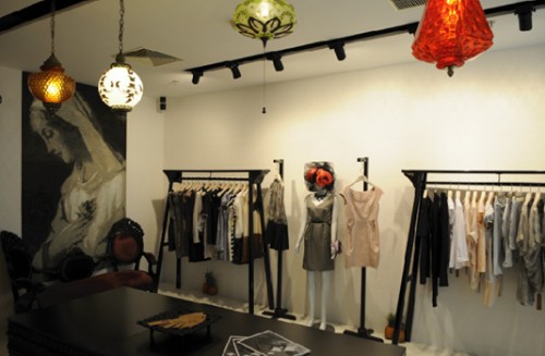 睫女装店铺展示