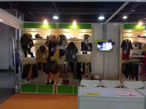 流浪熊童装店铺形象