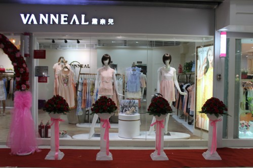 薰奈儿女装店铺展示