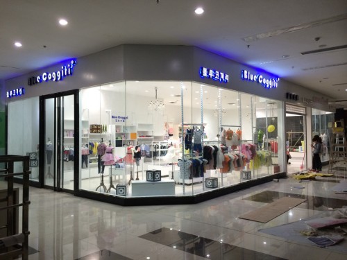 蓝色大象童装店铺展示