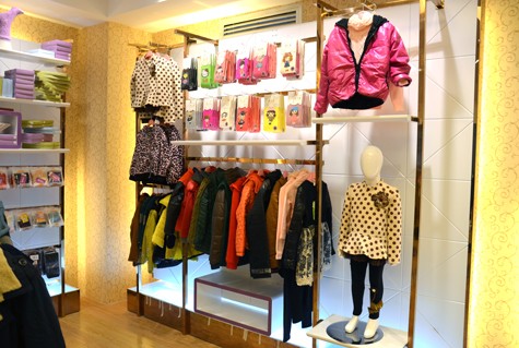 耶丽雅童装店铺展示