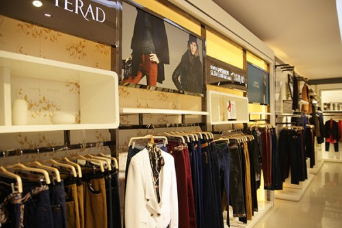 娅丽达女装店铺形象