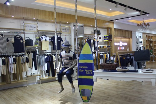 新升流派男装店铺展示