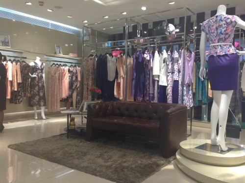 经典故事女装店铺展示