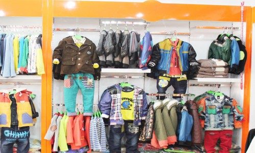 逗龙王子童装店铺展示