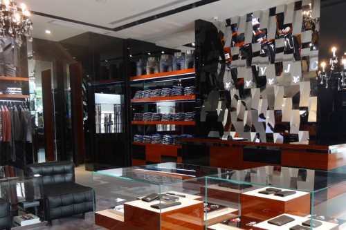 威杰思男装店铺展示