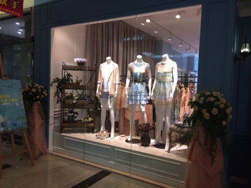 聚美天地女装店铺展示