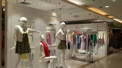 图案女装店铺形象