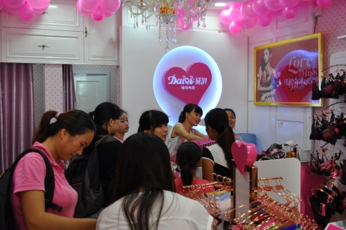 黛淇内衣店铺展示