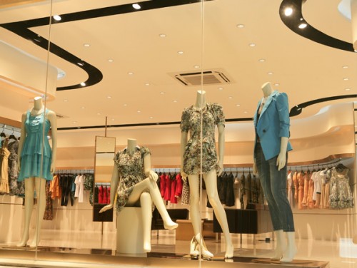 特卖壹佰女装店铺展示