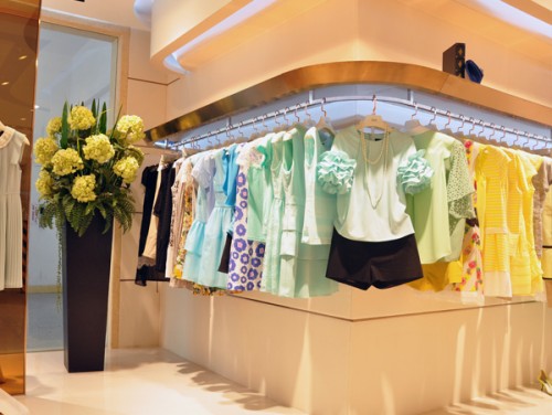 特卖壹佰女装店铺展示