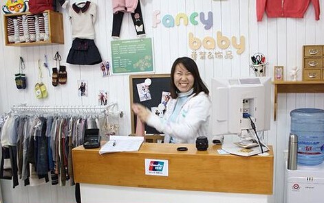 凡希宝宝童装店铺展示