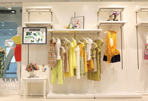 一布百布女装店铺展示