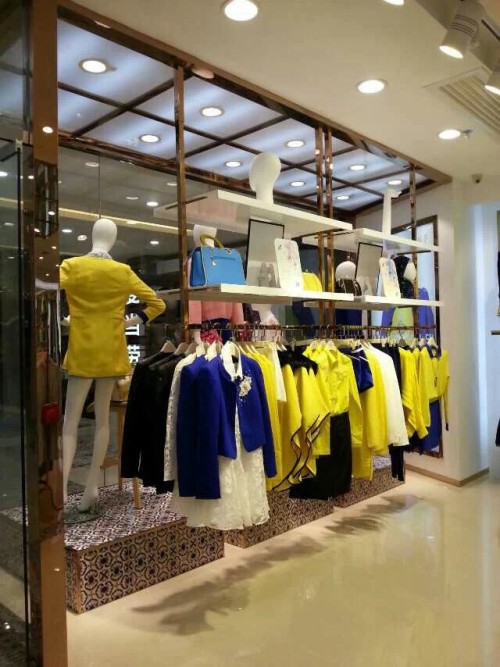 青花语女装店铺展示
