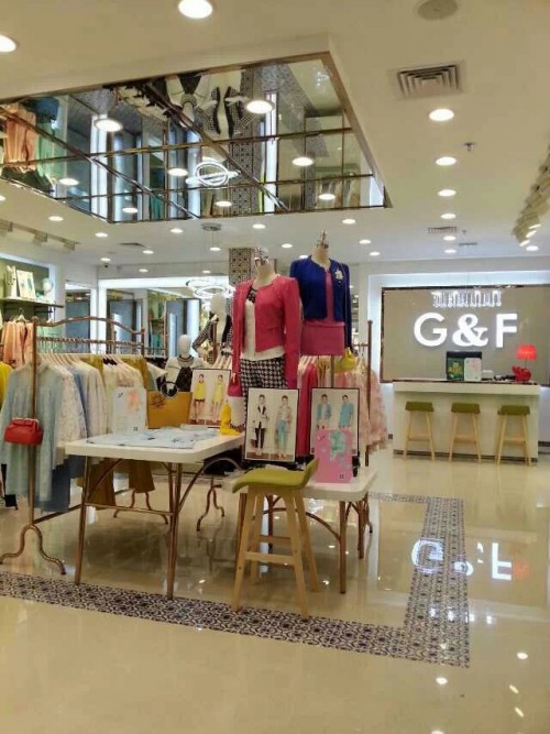 青花语女装店铺展示