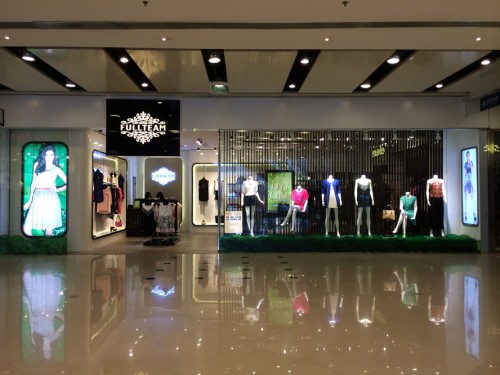 富天女装店铺展示