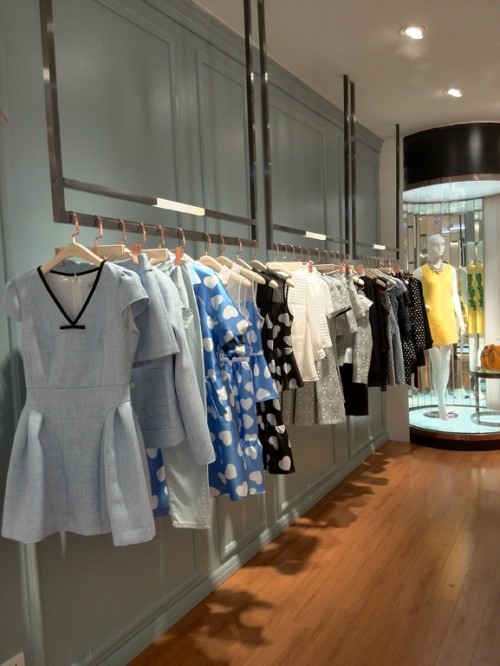 蓝黛圣菲女装店铺展示