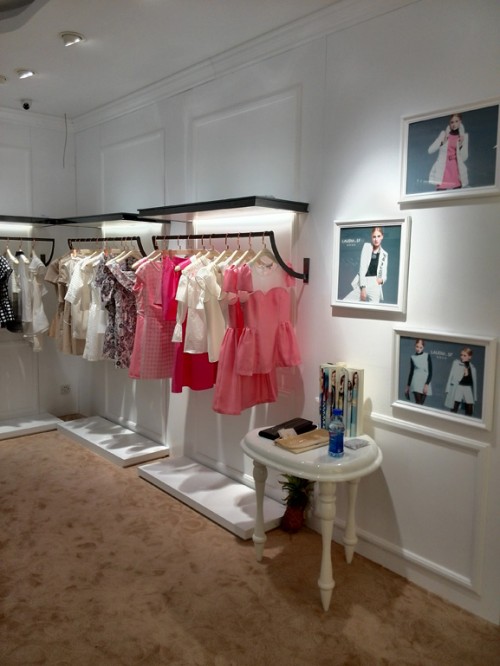 蓝黛圣菲女装店铺展示