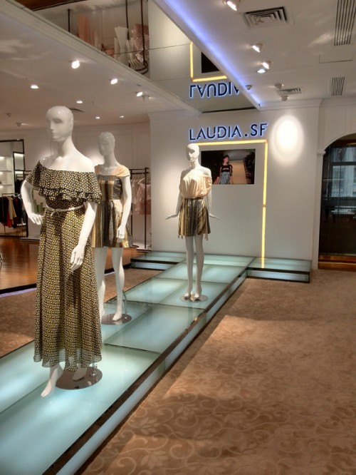 蓝黛圣菲女装店铺展示