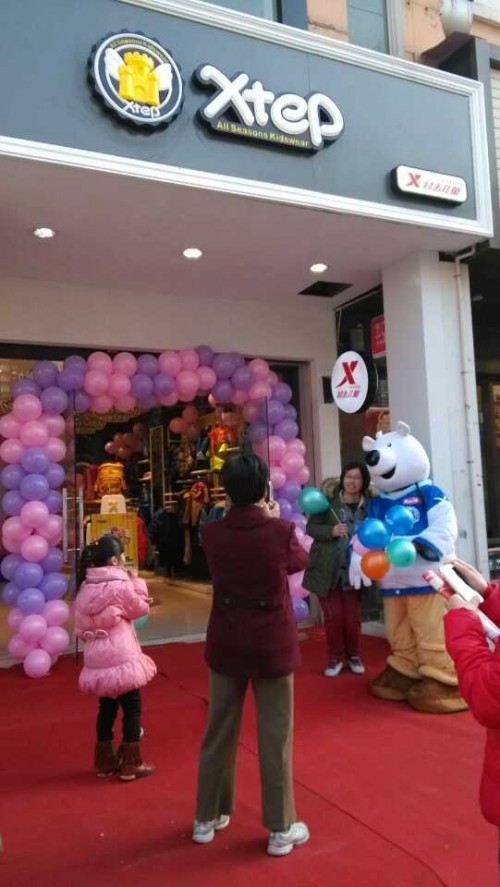 特步儿童童装店铺形象