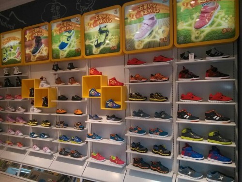 特步儿童童装店铺形象