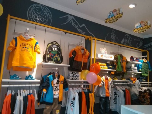 特步儿童童装店铺形象