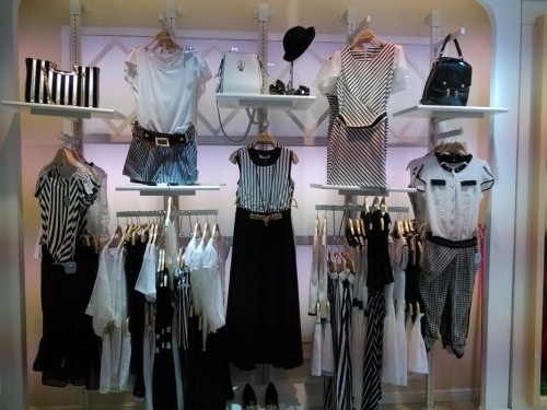 美丽衣橱女装店铺展示