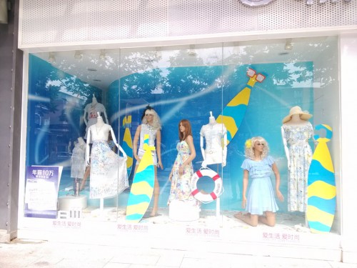 美丽衣橱女装店铺展示