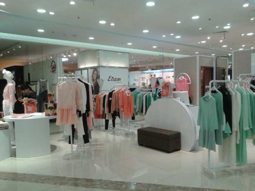 金舶莱女装店铺展示